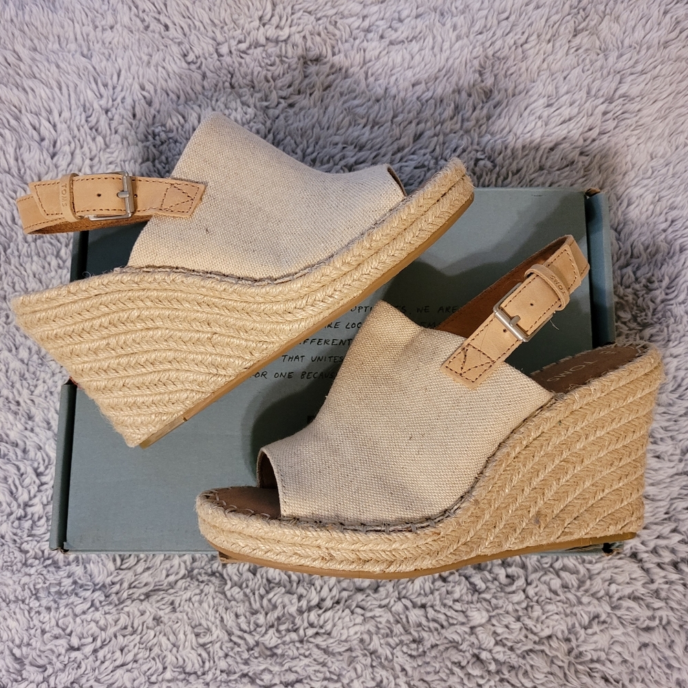 TOMS Monica Wedges in Natural Oxford. Size 6.5